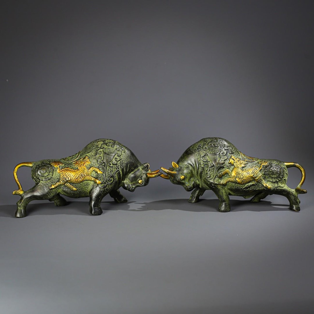 中国のコレクション 青銅の牛の像のペア、装飾家具、ユニークで珍しい 中国のコレクションにある手作りの青銅の牛の像のペア、装飾家具