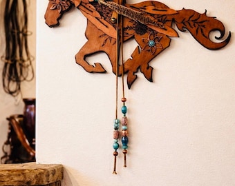 Skórzana dekoracja ścienna w stylu boho w stylu południowo-zachodnim z motywem biegnącego konia Mustang. Skórzana dekoracja ścienna na drzwi do stodoły – Skórzana dekoracja domu dla miłośników jeździectwa