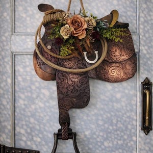 Leather Look Wood Western Saddle Door Hanger - Lariat Farmhouse Wall Art - Western Stirrup Wreath - Faux Tooled Leather Western Saddle