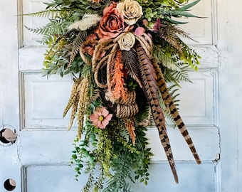 Butin rustique de corde de fer à cheval avec la couronne de cow-girl de plume de faisan - couronne de ferme rustique - décoration de porte de fer à cheval de corde