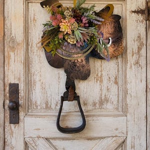 Skórzany wygląd sukulentu kwiatowego Western Saddle - Lariat Farmhouse Wall Art - Western Stirrup Wood Wreath - Faux Tooled Leather Western Saddle