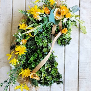 Yellow Flower Horsehead Door Wreath - Easter Horse Wreath - Mothers Day Horse Wreath - Farmhouse Decor - Custom Colors Available