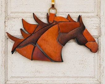 Decorazione murale equestre in vera pelle. Cavallo al galoppo in pelle e legno con design a mosaico. Appendiabiti da porta.
