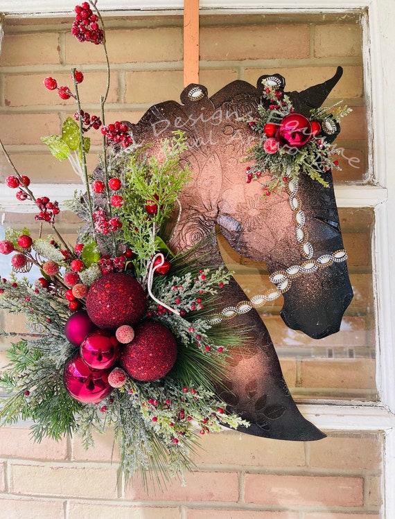 Ghirlanda Natalizia Con Testa Di Cavallo | Decorazione Porta Ingresso | PVC Realistico | 40x30 Cm | Verde E Rosso Per Natale