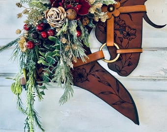Decorazione da parete natalizia rustica in pino e pelle e legno con testa di cavallo. Decorazione da parete in pelle per porta da fienile - Equestrian Lovers Decorazione da parete in pelle per la casa