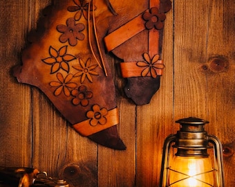 Decorazione da parete in pelle e legno con testa di cavallo. Decorazione da parete in pelle per porte di fienile - Decorazioni per la casa in pelle per amanti dell'equitazione