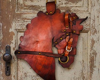 Decorazione da parete in vera pelle e legno con testa di cavallo. Decorazione da parete in pelle per porta del fienile - Decorazione per la casa in pelle per amanti dell'equitazione, ottone anticato.