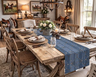 Design con filetto e redini su tovaglia a righe blu. Tovaglia Equestrian (cotone, poliestere)