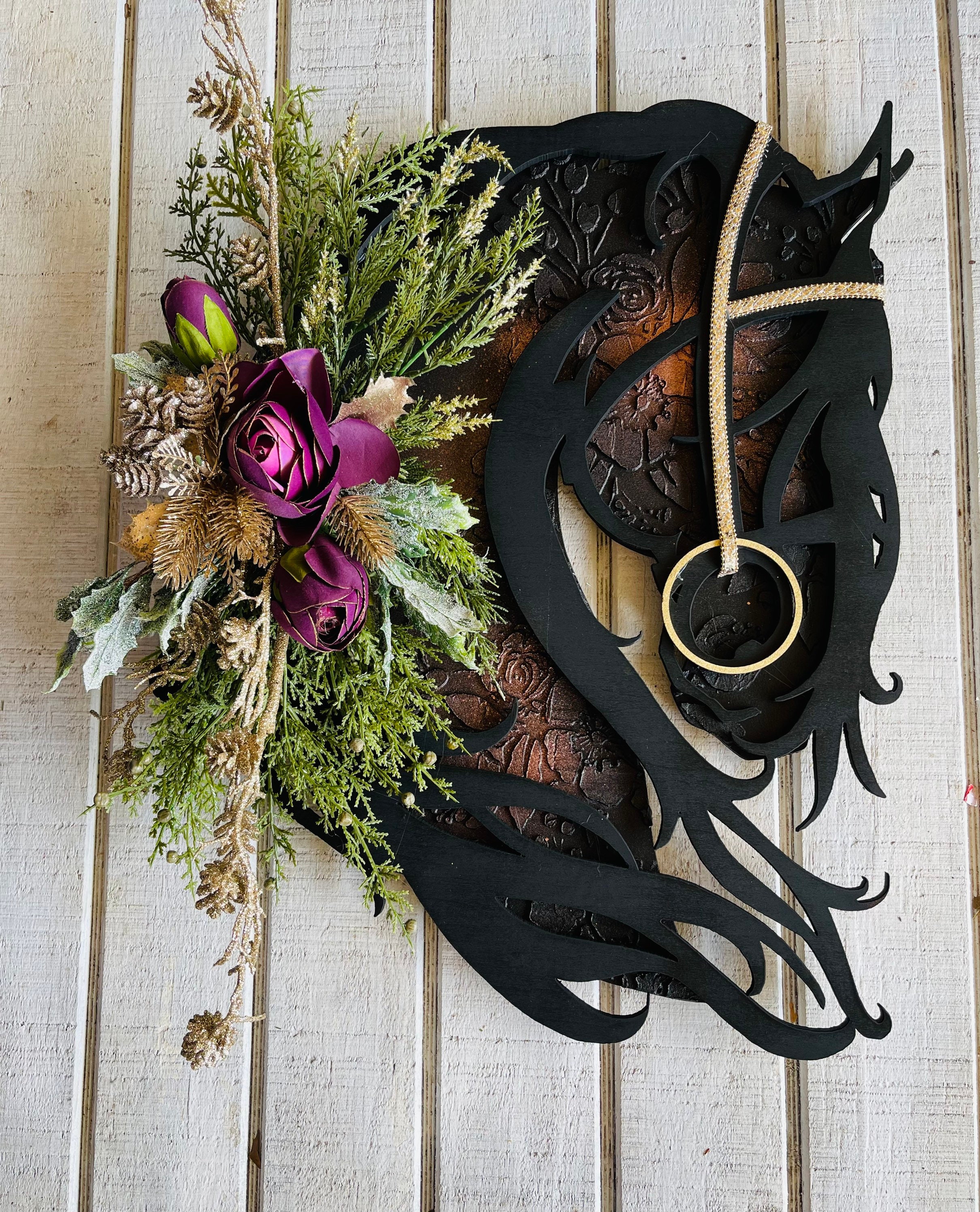 Ghirlanda Natalizia Con Testa Di Cavallo | Decorazione Porta Ingresso | PVC Realistico | 40x30 Cm | Verde E Rosso Per Natale