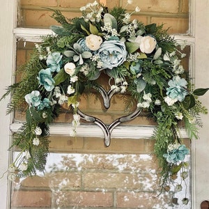 Corazón herradura media luna botín corona ecuestre - decoración de la puerta principal de la granja - decoración de la casa del campo de primavera - percha de la puerta de la vaquera floral azul