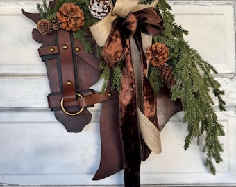 Decorazione da parete natalizia/quotidiana in legno, pino, pelle e testa di cavallo. Parete in pelle con porta da fienile.