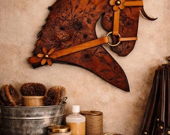 Decorazione da parete in vera pelle e legno con testa di cavallo. Decorazione da parete in pelle per porta del fienile - Decorazione per la casa in pelle per amanti dell'equitazione, ottone anticato.