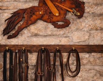 Decoración de pared de cuero con cabeza de caballo saltando y sabueso. Decoración de pared de cuero para puerta de granero - Decoración de cuero para amantes de la equitación.