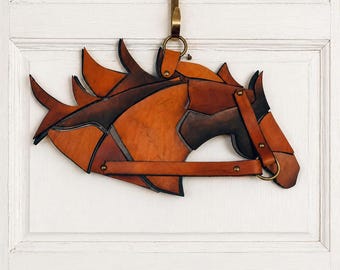 Vera pelle. Decorazione da parete in pelle per la casa, a forma di porta di fienile - Testa di cavallo da corsa, cavallo in corsa, decorazione per la casa in pelle con dettagli in ottone.
