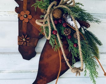 Decorazione da parete natalizia rustica in pino e pelle e legno con testa di cavallo. Decorazione da parete in pelle per porta da fienile - Equestrian Lovers Decorazione da parete in pelle per la casa
