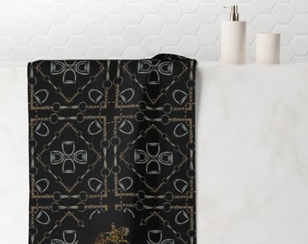 Asciugamano da bagno di lusso con testo/logo personalizzato con motivo geometrico e staffa - Arredamento bagno dressage - Regalo per gli amanti dei cavalli - Asciugamano Airbnb decorativo