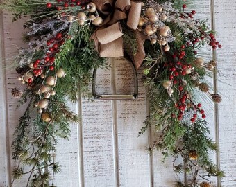 Corona navideña invernal escarchada con forma de herradura inglesa o estribo vaquero - Decoración navideña campestre inglesa - Colección Caballo y Sabueso
