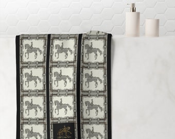 Asciugamano da bagno di lusso con cavallo da dressage personalizzato con testo/logo - Decorazione da bagno con cavallo da dressage - Regalo per gli amanti dei cavalli - Asciugamano da bagno decorativo assorbente per Airbnb