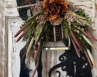 Ghirlanda di cavalli da dressage in legno con autentica staffa inglese o western. Arte equestre multimediale.