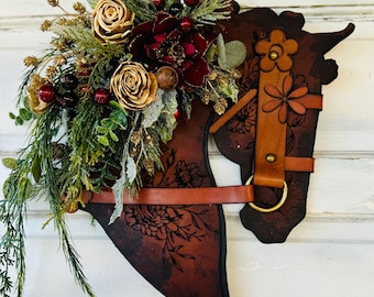 Decorazione da parete natalizia rustica in pino e pelle e legno con testa di cavallo. Decorazione da parete in pelle per porta da fienile - Equestrian Lovers Decorazione da parete in pelle per la casa