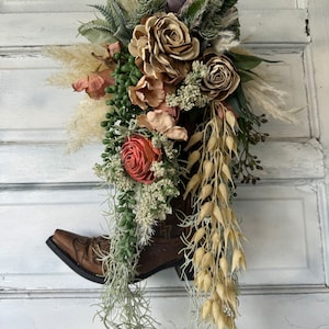 Centro de mesa o corona con botas de vaquero suculentas del oeste. Decoración de vaquera para el hogar. Decoración de puerta de estilo country western. Decoración de desierto del suroeste.