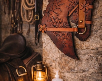 Decorazione da parete in vera pelle e legno con testa di cavallo. Decorazione da parete in pelle per porta del fienile - Decorazione per la casa in pelle per amanti dell'equitazione, ottone anticato.