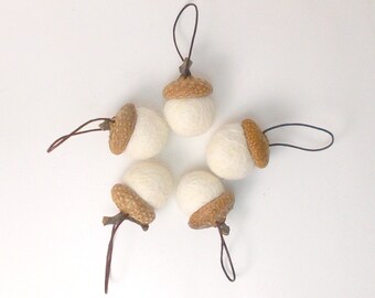 Set of natural off white felted wool real acorn ornaments christmas pendants, real acorn caps, wedding decor, christmas tree decor