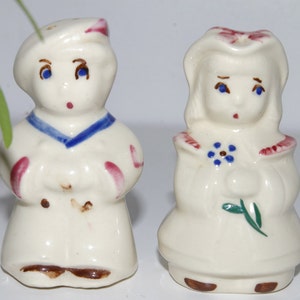 1940&#39;s vintage &quot;Boy Blue And Bo Peep&quot; Salt and Pepper Shakers