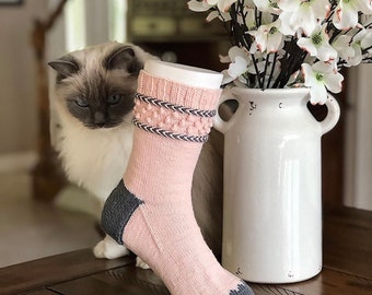 Patrón de punto de calcetines Sweet Shop, texturizado, pompones, punto