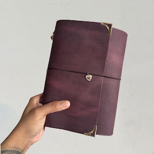 Romantisches A5 Trifold nachfüllbares weiches Leder Notizbuch Cover | Vollständig anpassbar mit Anhängern und Bändern | Passend für 2-3 Notebook Journals