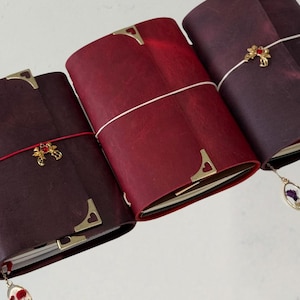 Funda para cuaderno/diario de piel suave, recargable, tríptico, romántico, tamaño A6 / Totalmente personalizable con dijes y cintas / Capacidad para 2-3 cuadernos/diarios