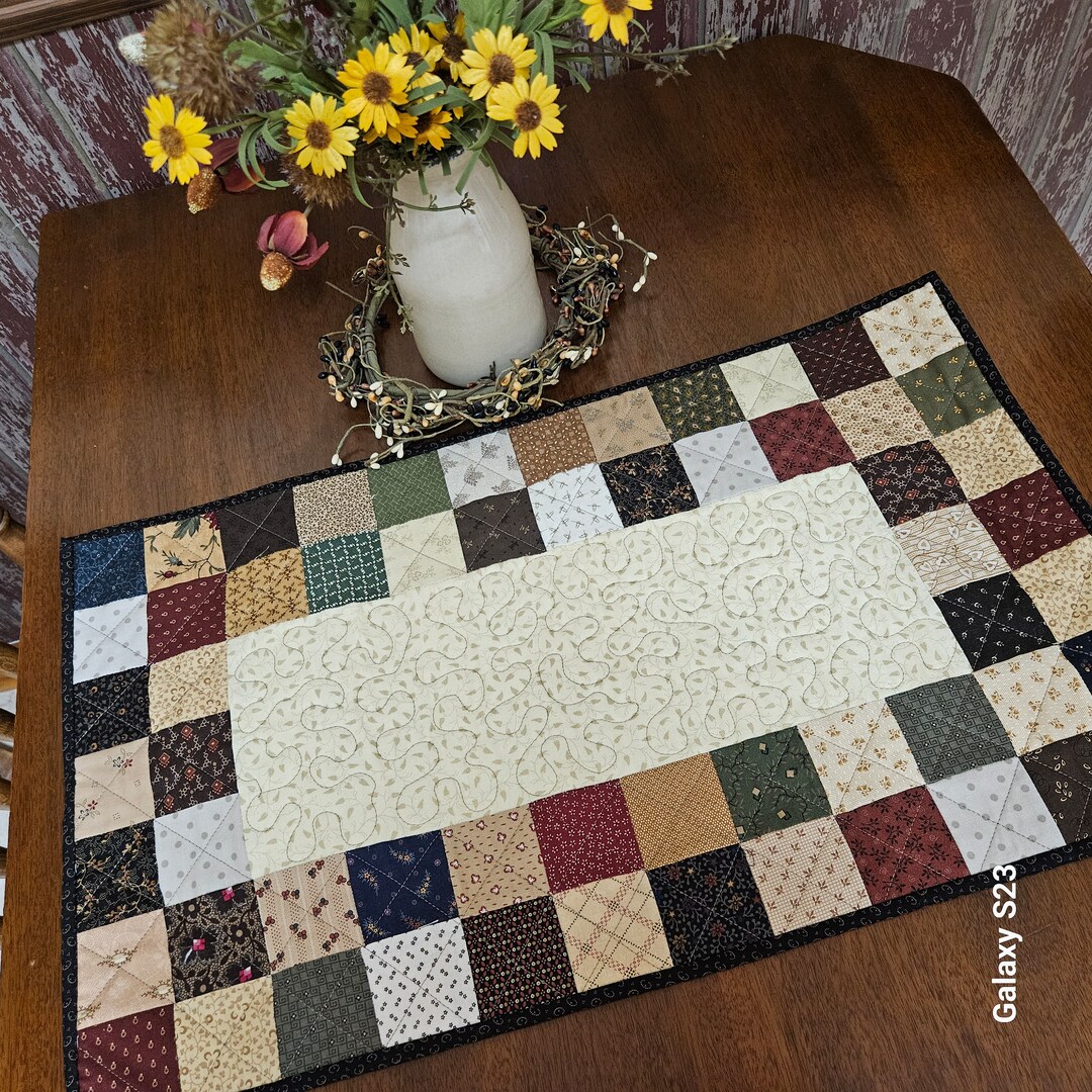 Quilted Table Runner / Country Table Runner / Farmhouse Table Mat
