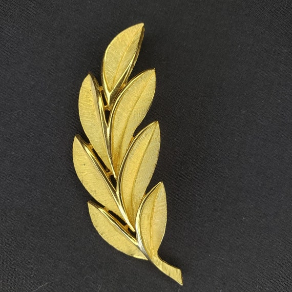 Vintage Crown Trifari Gold Tone Leaf Brooch Pin 3… - image 1