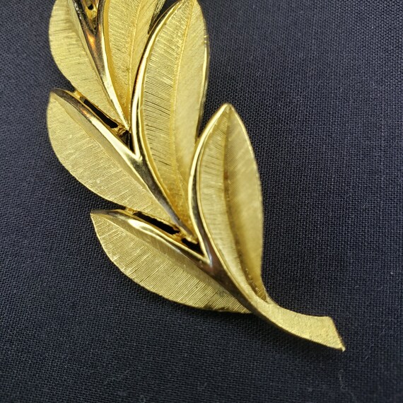 Vintage Crown Trifari Gold Tone Leaf Brooch Pin 3… - image 4