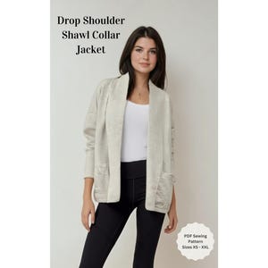 Puede incluir: Una chaqueta blanca de hombros caídos con cuello de chal sobre un fondo blanco con el texto "Drop Shoulder Shawl Collar Jacket" y "PDF Sewing Pattern Sizes XS - XXL".