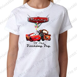 Può includere: Maglietta bianca con un logo "Cars" rosso e argento, con Saetta McQueen e Cricchetto dal film Disney Pixar. Il testo "Of The Birthday Boy" è stampato sotto i personaggi.