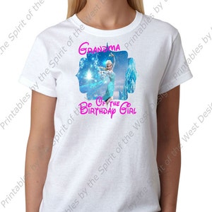Peut inclure: T-shirt blanc avec un motif d'Elsa de La Reine des Neiges, et le texte "Grand-m&egrave;re de la fille d'anniversaire" en rose. Le motif comprend une sc&egrave;ne hivernale bleue et blanche. Le t-shirt est &agrave; col rond et &agrave; manches courtes.