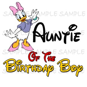 以下が含まれることがあります： 白いグラフィックで、デイジーダックと「Auntie of the Birthday Boy」の文字が描かれています。デイジーダックは紫色のトップス、ピンクのリボン、靴を履いています。テキストは黒、赤、黄色です。