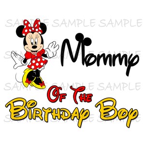 Può includere: Grafica con Minnie Mouse in abito rosso a pois bianchi e fiocco abbinato. Il testo recita "Mommy of the Birthday Boy" in un carattere giocoso, con accenti gialli e rossi. Il design è su sfondo bianco.