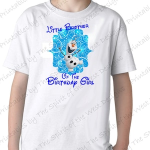 K&ouml;nnte beinhalten: Wei&szlig;es T-Shirt mit einer blauen und wei&szlig;en Grafik von Olaf aus Frozen. Die Grafik lautet "Kleiner Bruder des Geburtstagsm&auml;dchens".