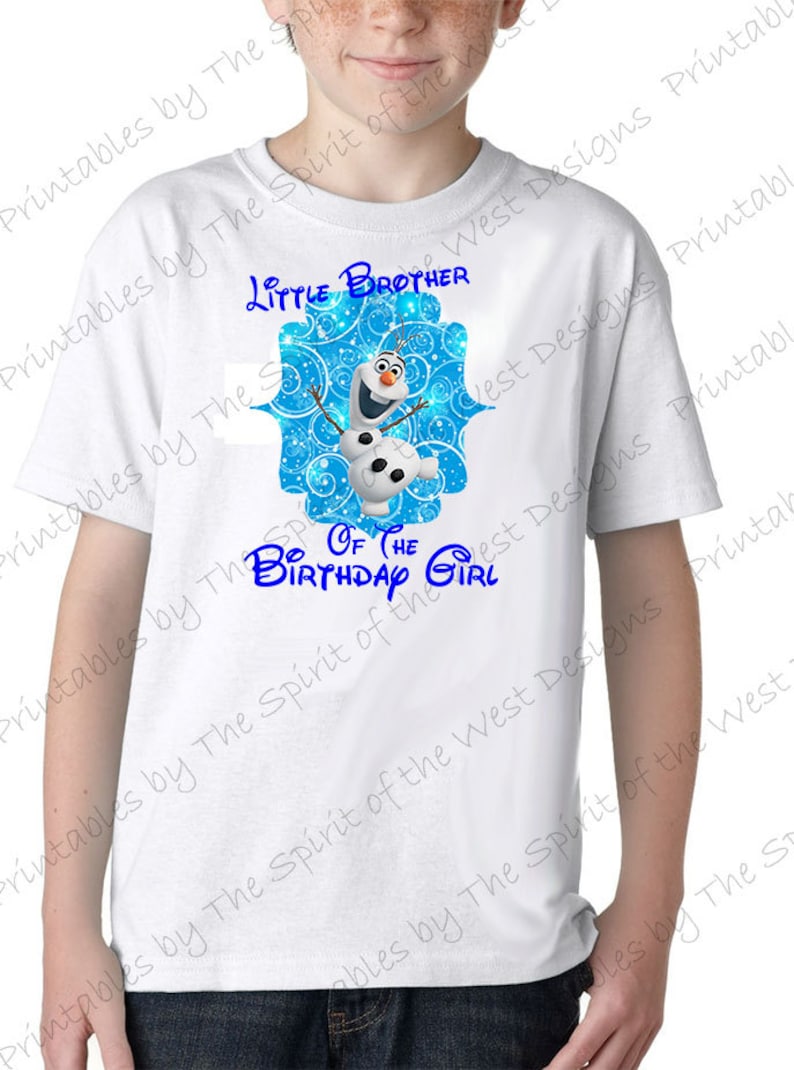 K&ouml;nnte beinhalten: Wei&szlig;es T-Shirt mit einer blauen und wei&szlig;en Grafik von Olaf aus Frozen. Die Grafik lautet "Kleiner Bruder des Geburtstagsm&auml;dchens".