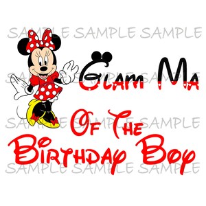 Pode incluir: Gráfico com Minnie Mouse em vestido e laço de bolinhas vermelhas. O texto diz "Glam Ma Of The Birthday Boy" em preto e vermelho, com uma fonte lúdica. O fundo é branco.