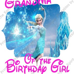 Peut inclure: Graphique num&eacute;rique avec Elsa de La Reine des Neiges, en robe bleue, avec un ch&acirc;teau en arri&egrave;re-plan. Le texte rose dit "Grand-m&egrave;re de la fille d'anniversaire", parfait pour une f&ecirc;te.