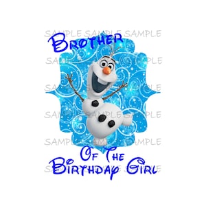 以下が含まれることがあります： 「アナと雪の女王」のオラフのグラフィック。青色の「Brother of the Birthday Girl」の文字。オラフは白く、黒いボタンとニンジンの鼻があり、青い雪の結晶の背景に配置されています。