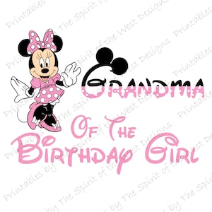Könnte beinhalten: Rosa und schwarze Illustration einer Comic-Maus mit einer rosa Schleife. Der Text "Grandma of the Birthday Girl" ist in rosa Buchstaben mit weißen Punkten.