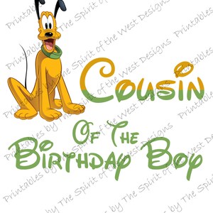Può includere: Grafica digitale con Pluto, il cane dei cartoni animati Disney, con la scritta "Cugino del festeggiato" in verde e giallo. L'immagine è su sfondo bianco.
