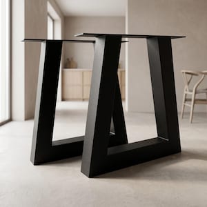 Peut inclure: Deux pieds de table en métal noir au design géométrique moderne. Les pieds sont inclinés et ont une surface supérieure plate pour fixer un plateau de table. Les pieds sont en métal robuste.