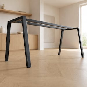 Könnte beinhalten: Ein schwarzer Tischrahmen aus Metall mit vier abgewinkelten Beinen, die oben durch zwei parallele horizontale Stützstangen verbunden sind. Die Struktur ist rechteckig mit einem klaren, offenen Design und bietet eine stabile Basis für eine Tischplatte.