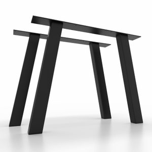 Könnte beinhalten: Zwei schwarze Metalltischbeine mit einer rechteckigen Oberseite. Die Beine sind abgewinkelt und haben eine schwarze Oberfläche.