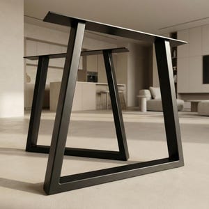 Può includere: Due gambe per tavolo in metallo nero dal design geometrico moderno. Le gambe sono angolate e hanno una parte superiore rettangolare, adatte a sostenere un piano del tavolo. Le gambe sono in metallo robusto e verniciate di nero.